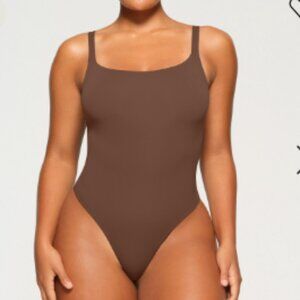 SKIMS FITS EVERYBODY SQUARE NECK BODY SUIT, SIZE M, JASPER COLOR